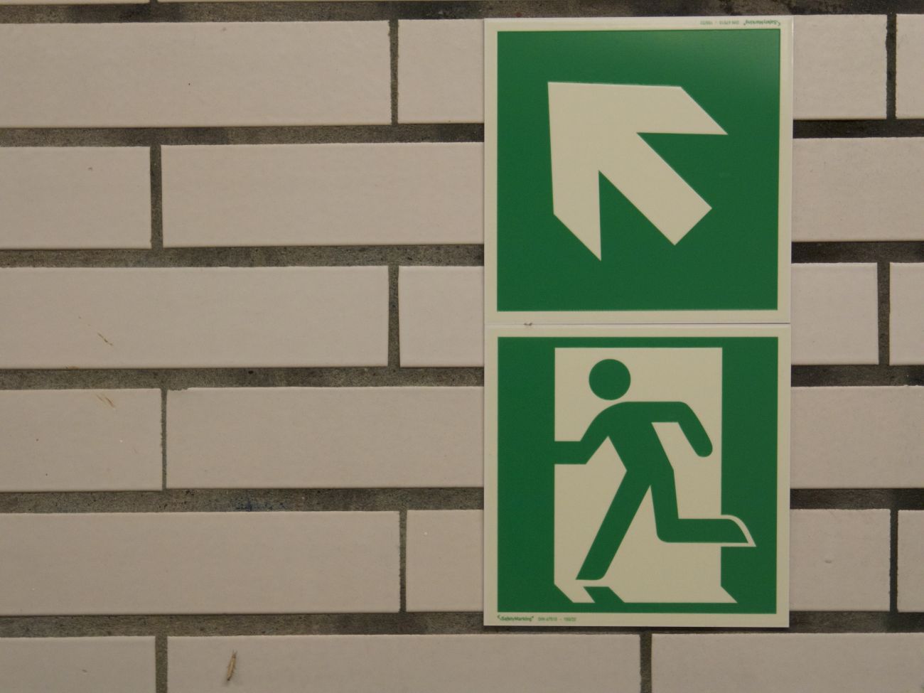 Oznakowanie ewakuacyjne - obowiązki, przepisy i dobre praktyki
