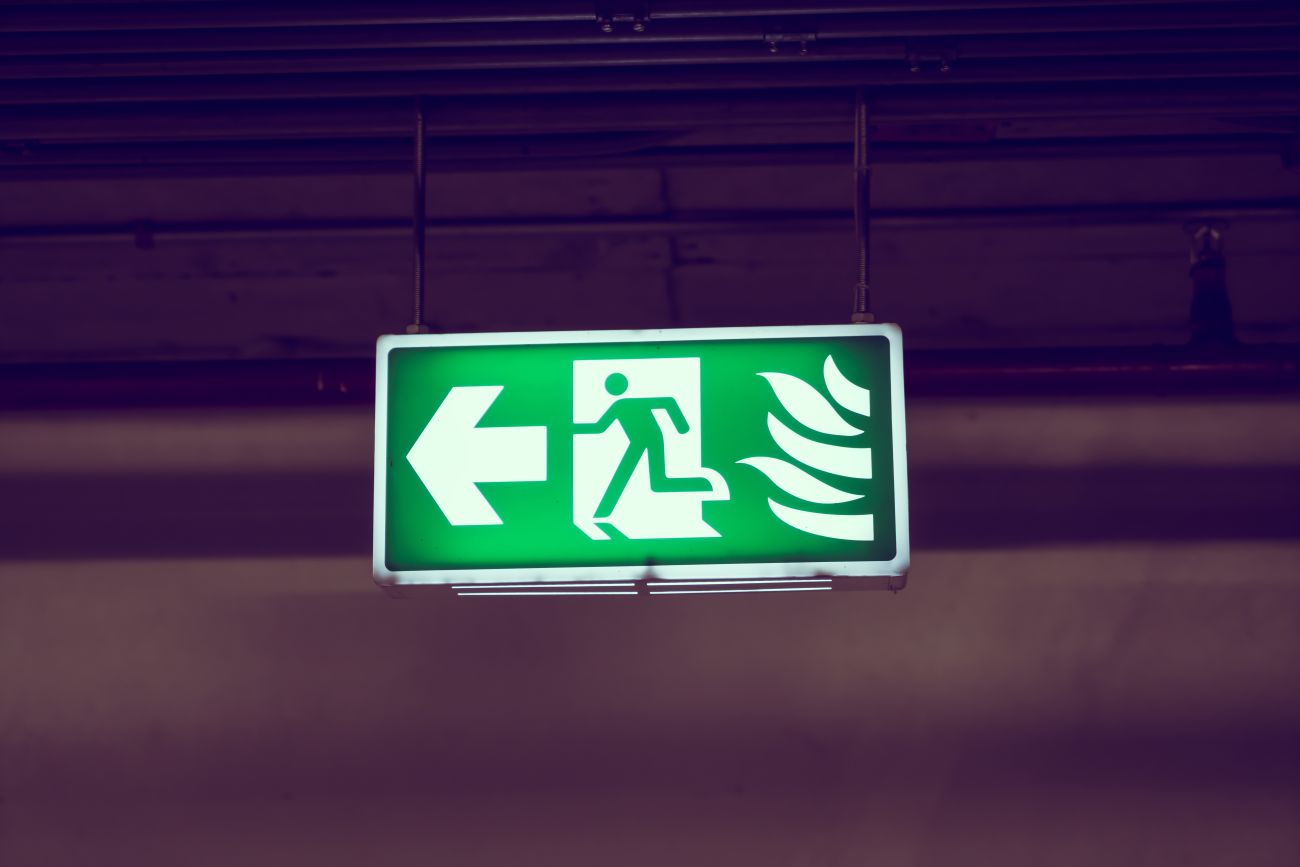 Oznakowanie ewakuacyjne - obowiązki, przepisy i dobre praktyki
