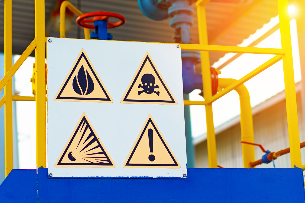 Substancje niebezpieczne w pracy - jak je oznaczać, przechowywać i unikać ryzyka?