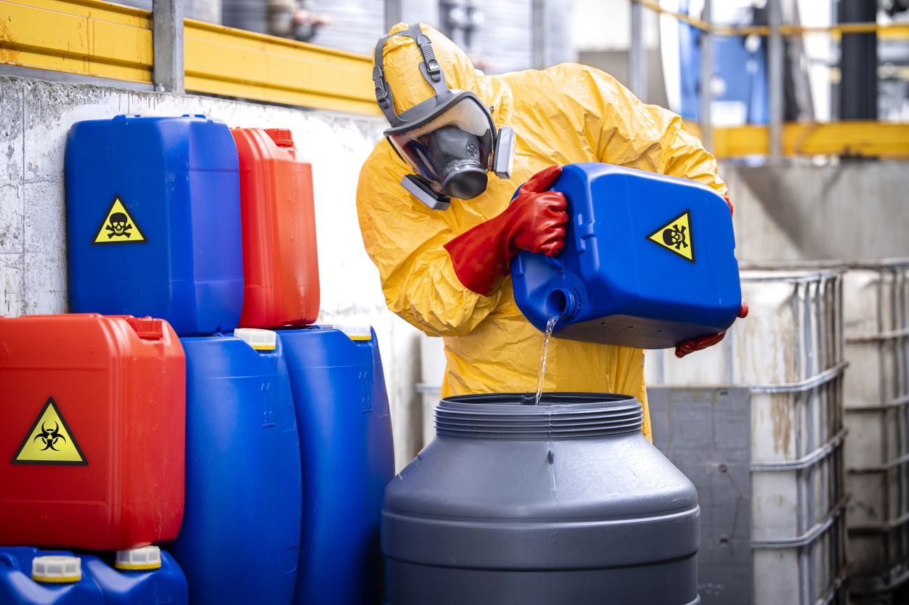 Substancje niebezpieczne w pracy - jak je oznaczać, przechowywać i unikać ryzyka?