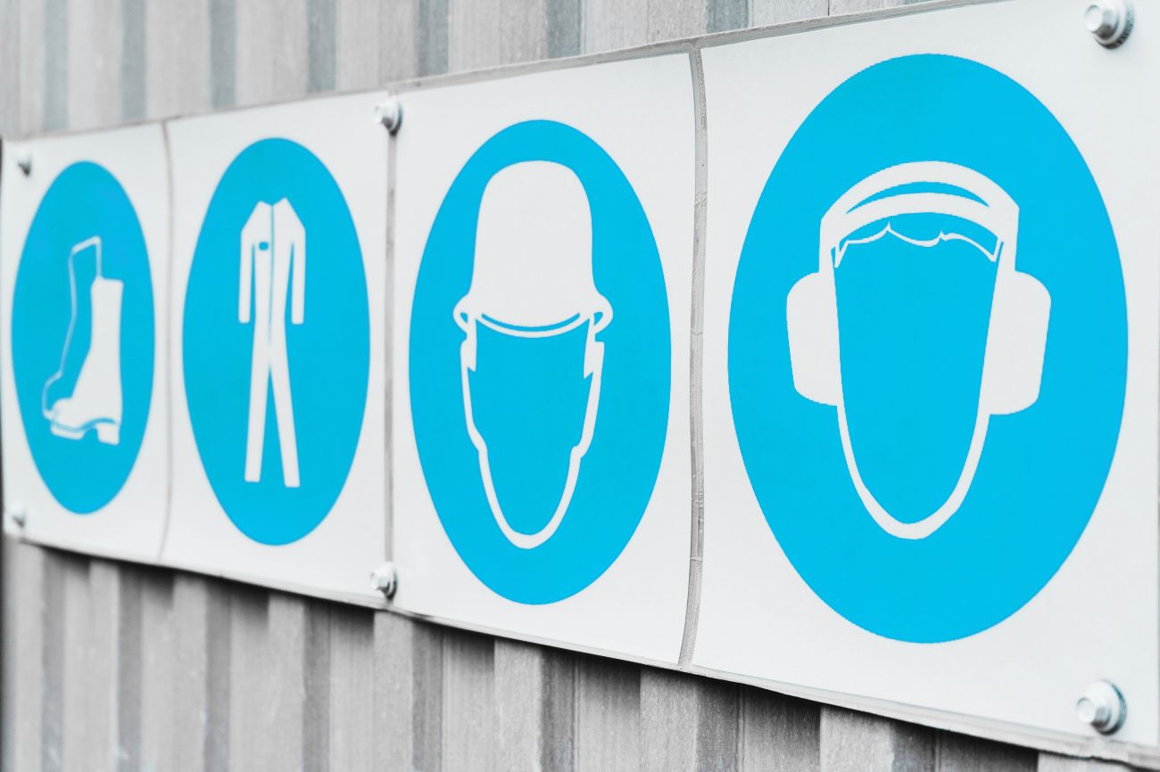 Normy BHP dla oznaczeń - co musisz wiedzieć o PN-EN ISO 7010?