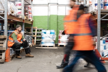 BHP w magazynie - jak zapewnić bezpieczeństwo regałów, wózków i pracowników?