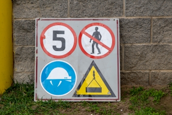 Normy BHP dla oznaczeń - co musisz wiedzieć o PN-EN ISO 7010?