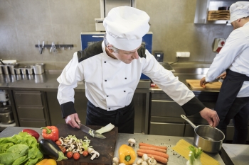 Bezpieczeństwo w gastronomii - BHP w kuchni, na zapleczu i wśród klientów
