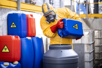 Substancje niebezpieczne w pracy - jak je oznaczać, przechowywać i unikać ryzyka?